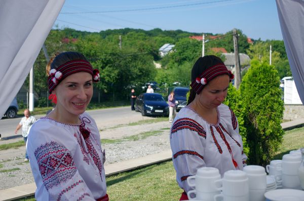 Кофе подают вот такие милые украиночки в национальных костюмах