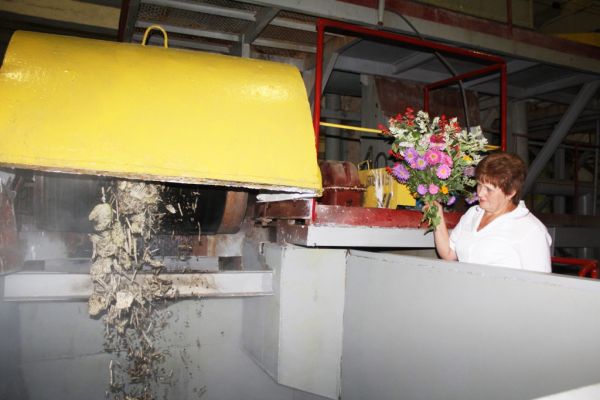 Традиционный букет цветов, торжественно опущенный в дробильный бункер главным технологом Валентиной Феденко