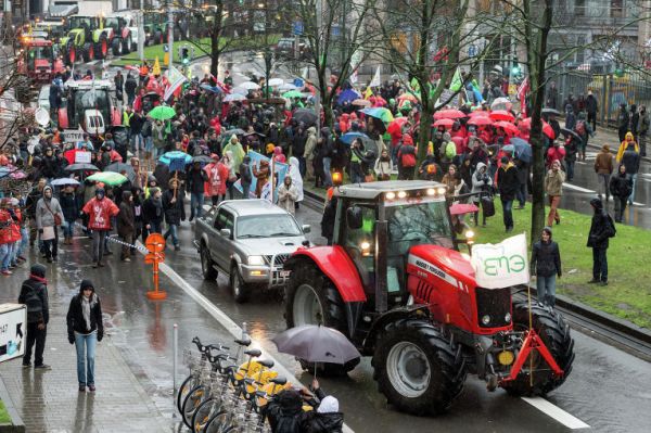 Недовольные активисты из Франции, Германии и Нидерландов подогнали к европейским учреждениям около 30 тракторов 