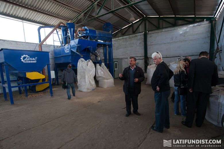 Генеральный директор ООО «ИнтреАнгроСервис» Геннадий Головин (крайний слева) показал новый цех по переработке отходов початков пионеровской кукурузы на топливные пеллеты