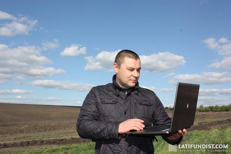 Руководитель подразделения точного земледелия «Сварог Вест Груп» Владимир Бортняк работает и в поле с компьютером