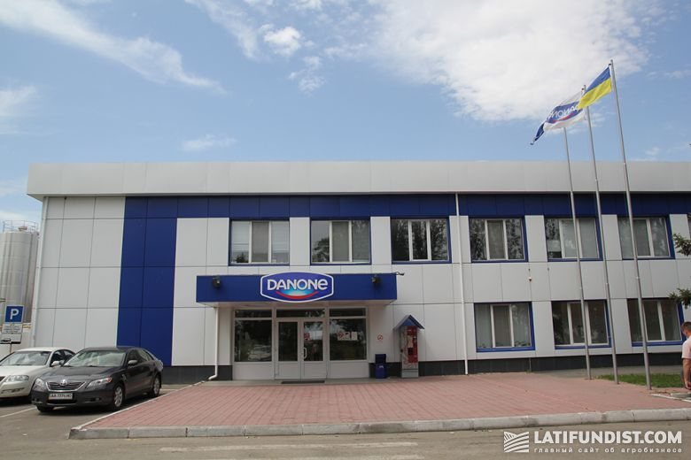Завод «Данон Днипро» занимает территорию  5 га  и ежегодно производит 65 тысяч тонн молочной продукции. Это одно из самых современных молочных производств  Центральной Европы