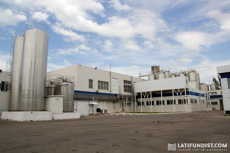Завод «Данон Днипро» занимает территорию  5 га  и ежегодно производит 65 тысяч тонн молочной продукции. Это одно из самых современных молочных производств  Центральной Европы