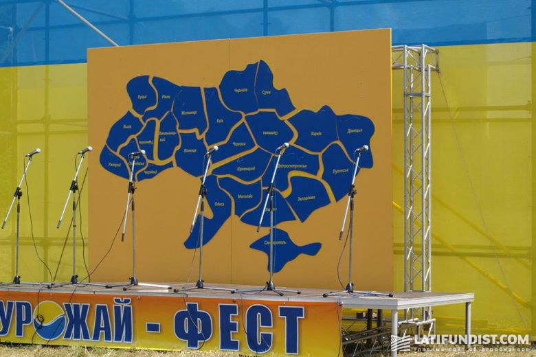 Карта Украины с полуостровом Крым, собраны, с трактористами - финалистами 