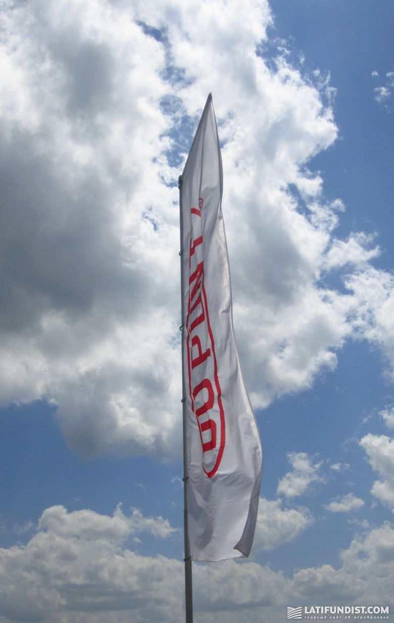 Флаг DuPont Pioneer, развивающийся над рапсовым полем