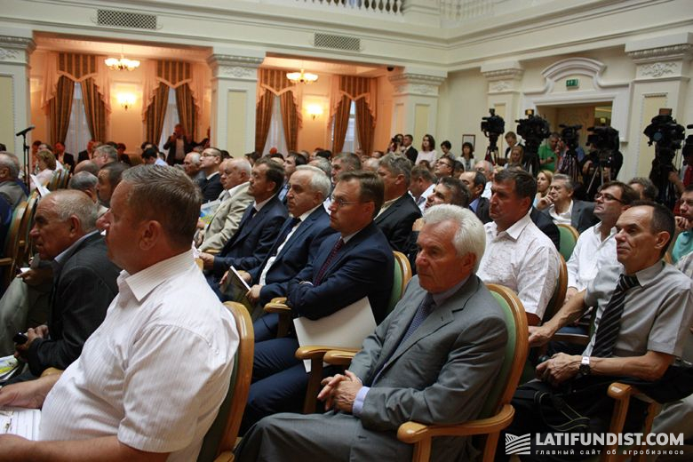 Юрий Карасик и Виталий Скоцик (по центру) внимательно слушают доклады соорганизаторов форума