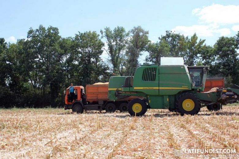 «УкрАгроКом» обеспечивает полный цикл производства: от подготовки почвы, посева до сбора, хранения и реализации выращенного урожая