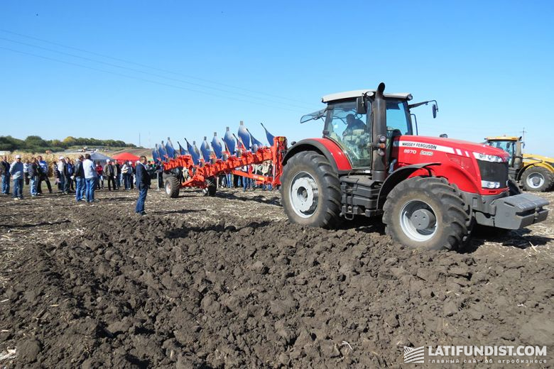 В хозяйстве «Украина» трудятся 4 трактора Challenger 