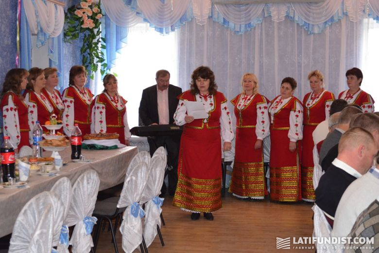 Ансамбль «Байкивчанка» и местная поэтесса Мария Катичева присоединяется к поздравлению
