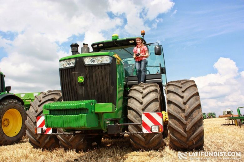 Лучшие аграрные фото делаются только с трактора John Deere