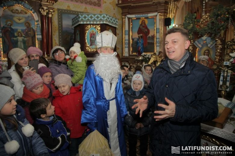 Владимир Болещук на детском празднике в церкве в с. Велыка Лука, на Тернопольщине