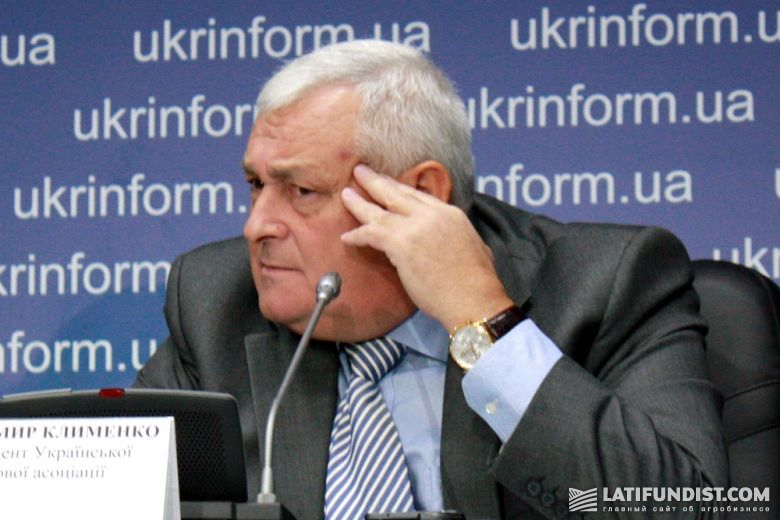 Владимир Клименко внимательно слушал вопросы журналистов