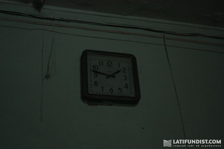 Время здесь остановилось еще в 2004, когда здание передали в управление Центризбиркома