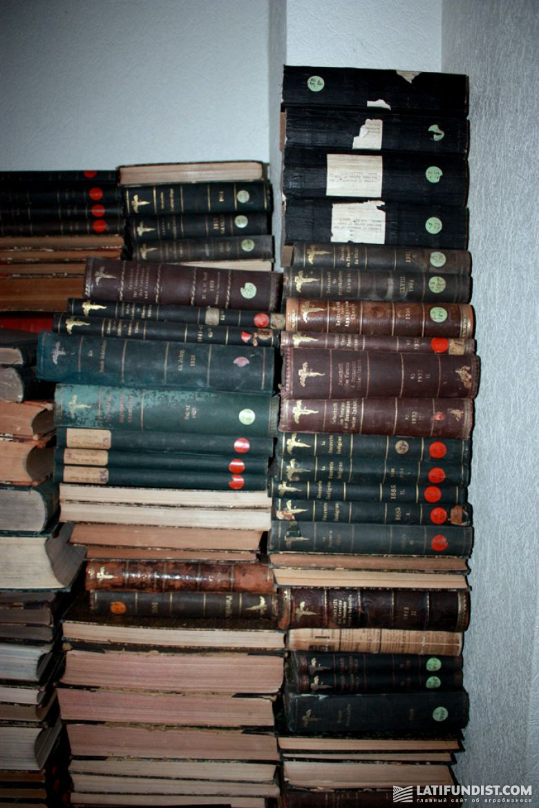 Просто на полу хранятся уникальные экземляры, вывезенные из Берлинской библиотеки после Второй мировой войны