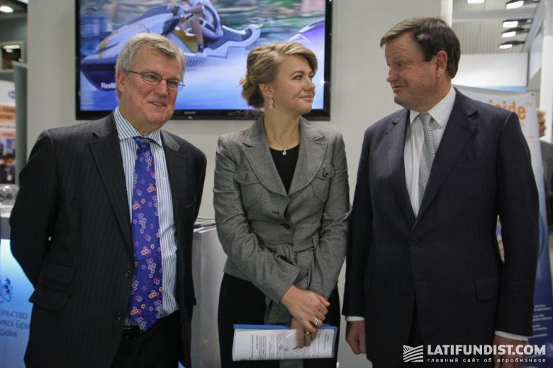 Слева-направо: чрезвычайный i полномочный посол Великобритании в Украине Саймон Смит, Владислава Рутицкая и посол британского агробизнеса Джеймс Тауншенд