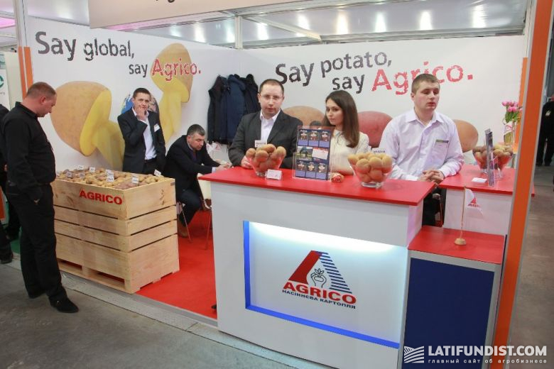 Посетители присматриваются к картошке  компании Agrico