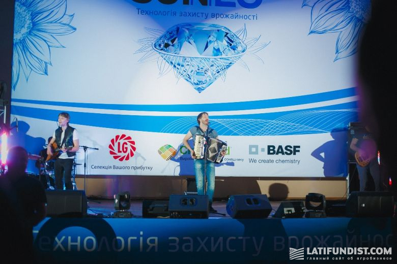 Для гостей вечера пели участники шоу Україна має талант группа «Село и люди»
