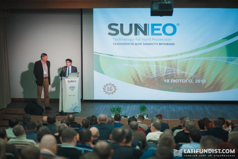 Представители компании «Лимагрейн Европа» Бруно Пузэ и Лазло Харгитай вместе презентовали новую технологию защиты урожая SUNEO