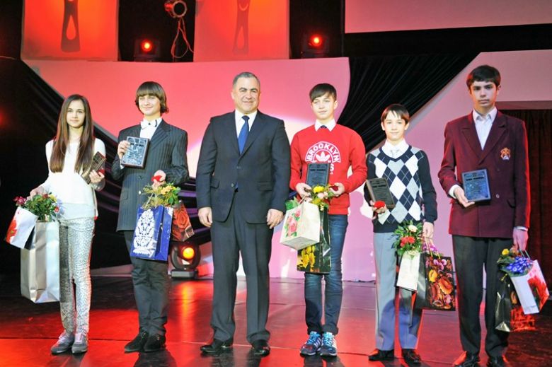 Фото на память с юными лауреатами церемонии