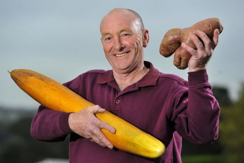 У Джо на этом снимке в руках 80-сантиметровый огурец и полуторакилограммовая картофелина