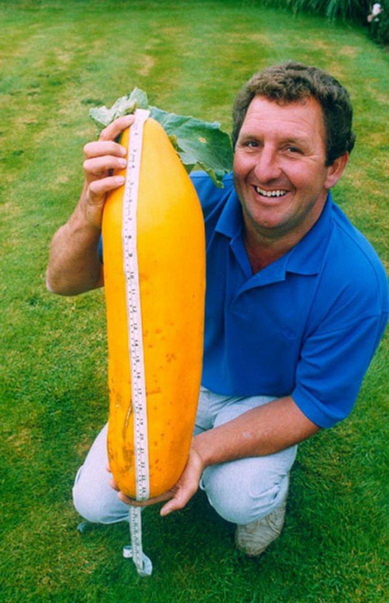 На фото фермер с семикилограммовым огурцом, попавшим в свое время в Книгу рекордов Гиннесса
