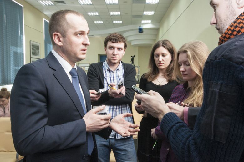 Алексей Павленко дает комментарии журналистам