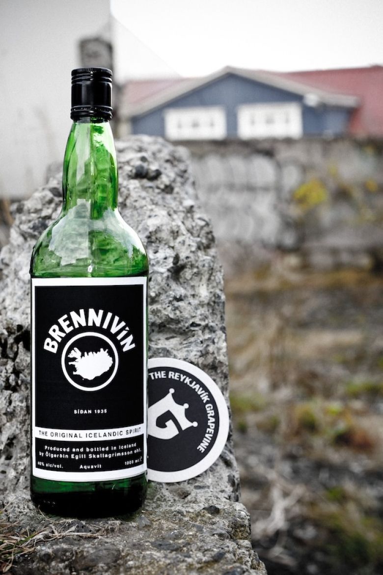 Исландский «Бреннивин» (Brennivin) считается главным неофициальным алкогольным напитком страны. Его изготавливают из картофеля и семян тмина, которые используются для ароматизации напитка. Brennivin дословно переводится как «горящее вино».