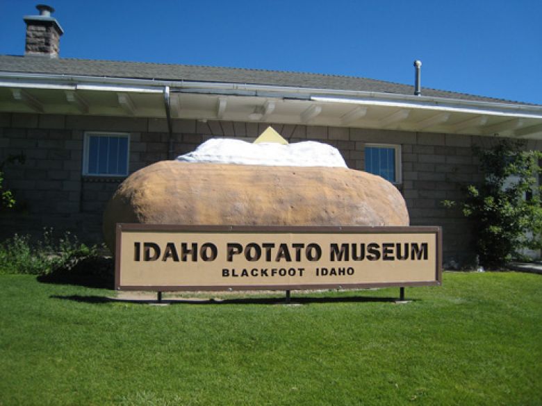 Музей картофеля в США (Блэкфут, штат Айдахо, признанный картофельный регион). Каждый купивший билет в музей получает вдобавок ящик картофеля, который можно увезти с собой. 