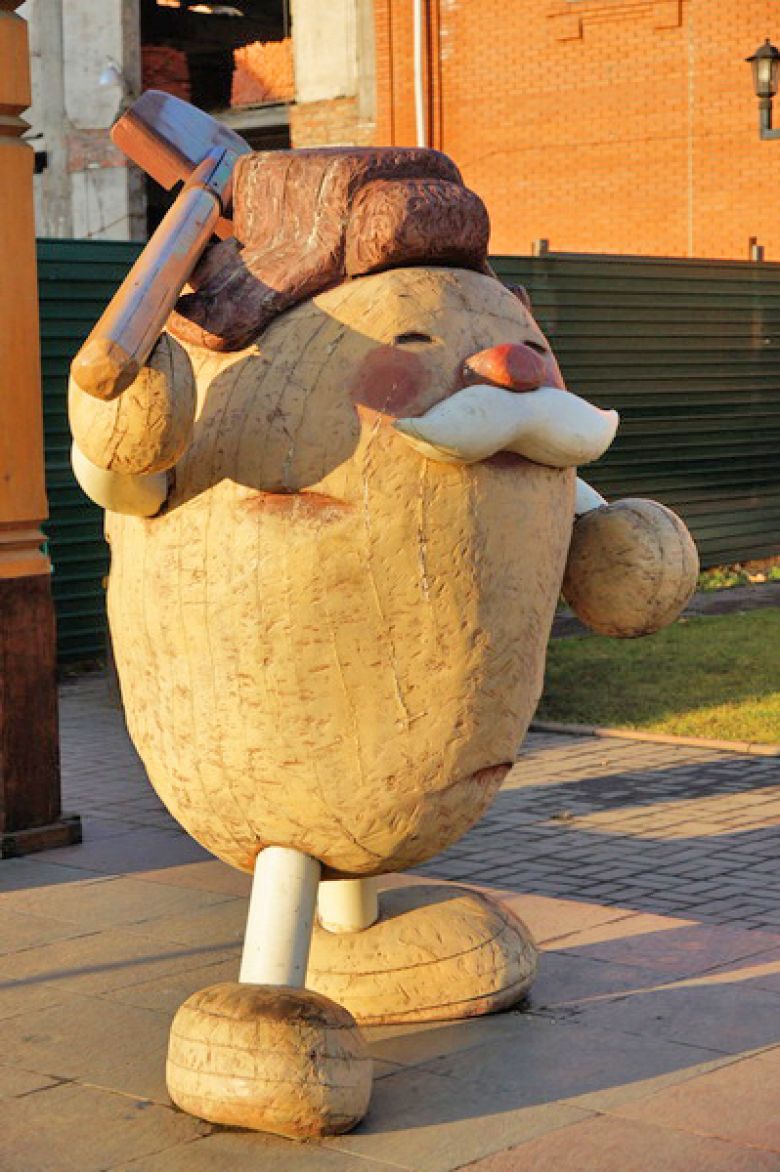 Памятник картофелю в Мариинске (Россия)