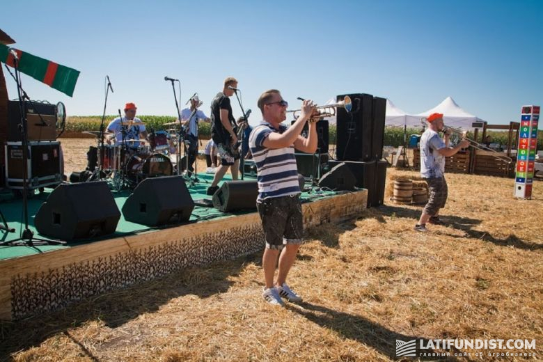 Гостей Дня поля развлекала украинская рок-группа МЭД ХЭДС