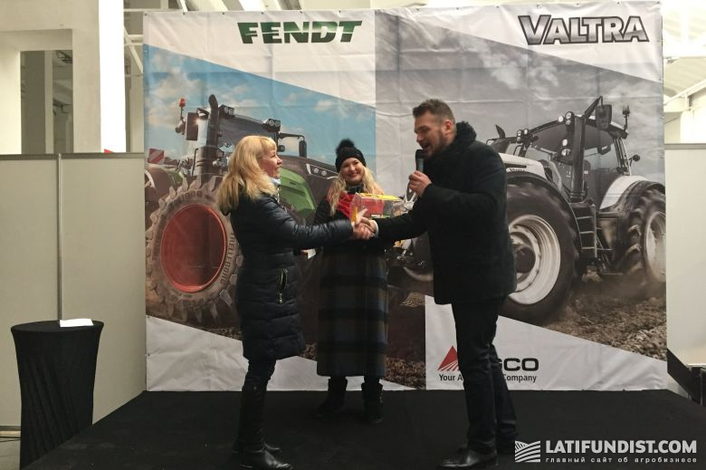 Вручение подарков победительнице розыгрыша от «Цеппелин Украина»