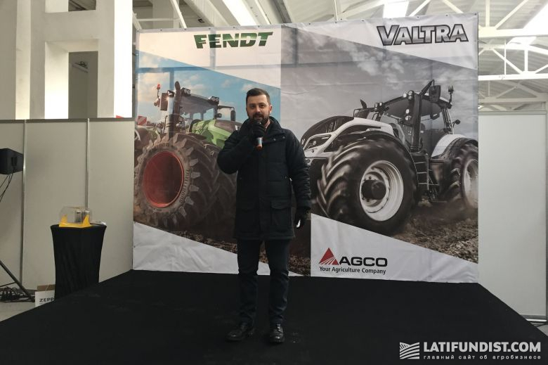 Андрей Король, руководитель продаж сельскохозяйственной техники «Цеппелин Украина» выступает на презентации тракторов Valtra