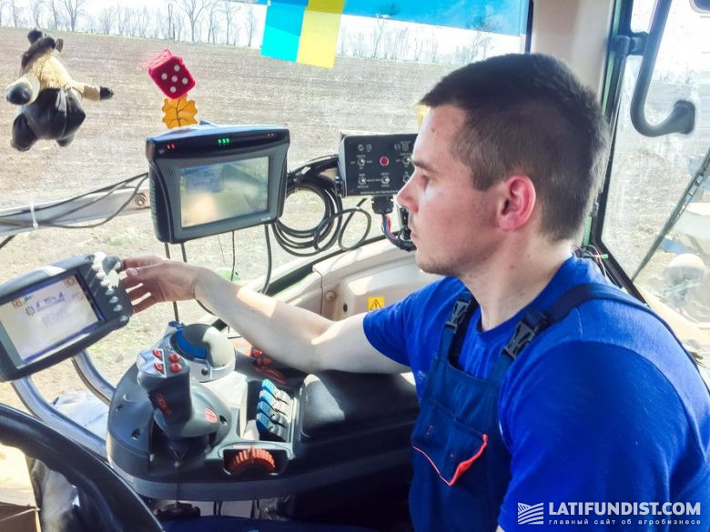 Тракторист Виталий Химченко проводит посев подсолнечника