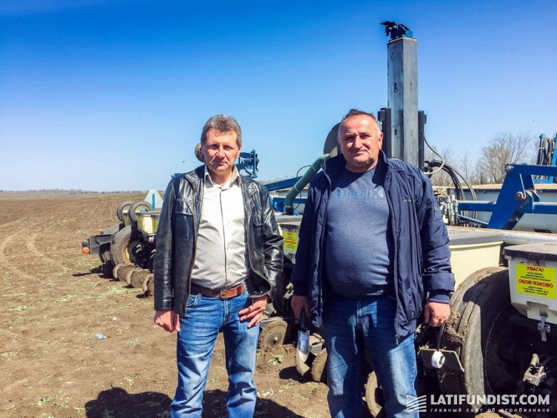 Региональный инженер Петр Иванович Джулинский (слева) и региональный агроном Сергей Степанович Герасимчук (справа)