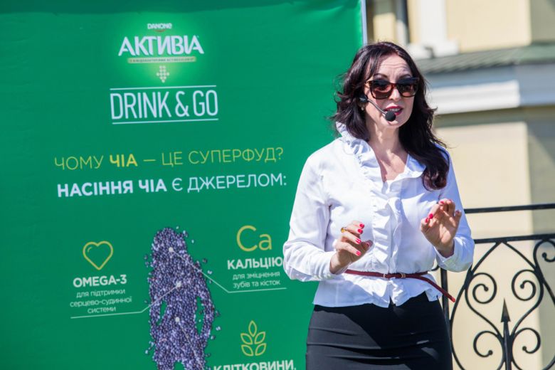 Оксана Скиталинская рассказывает участникам о семенах чиа