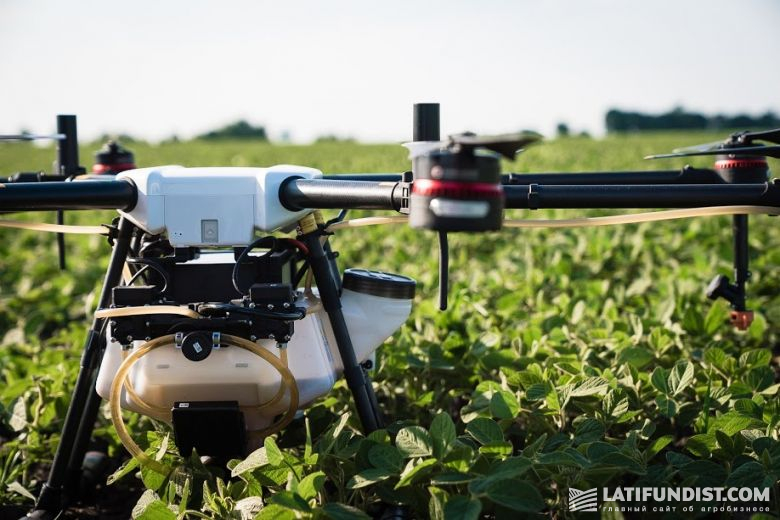 А к полету уже готовится дрон-опрыскиватель Agras MG-1S с 10-литровым баком. Его задача – гербицидная обработка сои. Справился ли дрон с заданием – уже скоро в новом выпуске Smart Field