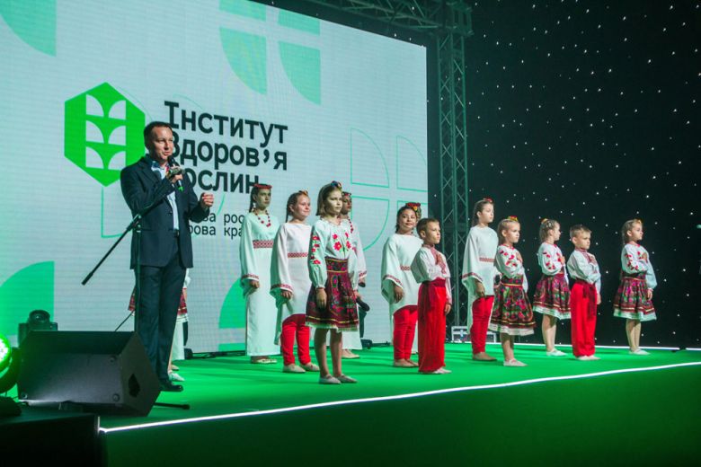 Детский ансамбль поет гимн Украины