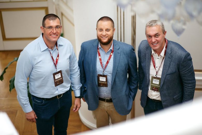 (Слева направо) Евгений Осипов, генеральный директор компании «Кернел»; Андрей Ставницер, акционер и учредитель компаний «ТИС» и «МВ Карго»