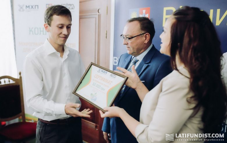 Дмитрий Красиленко получает грант за проект «Учебно-товарная пасека»