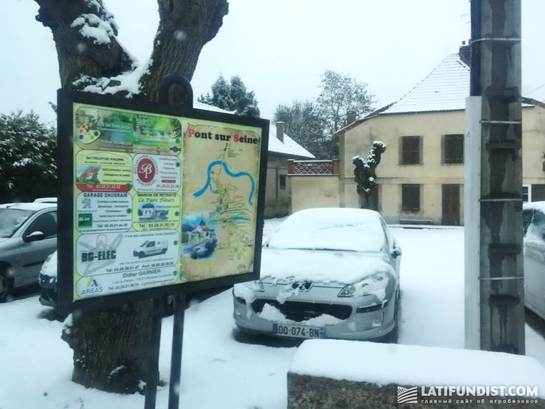 Доска информации для туристов во французской деревне