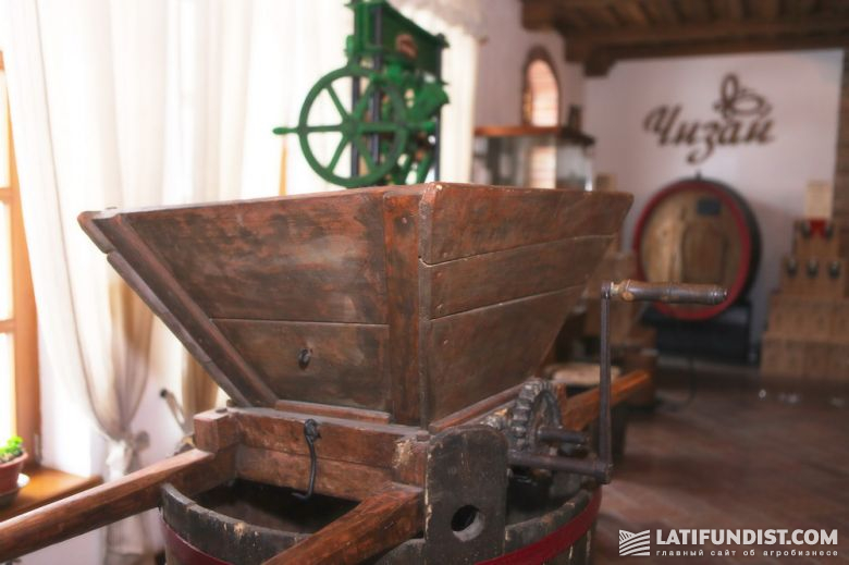В 2010 г. на территории шато открыт Музей виноделия и виноградарства Закарпатья. На международном дегустационном конкурсе «Золотой грифон» вина «Троянда Карпат» и «Кагор Украинский» стали победителями в своих категориях и получили золото. 