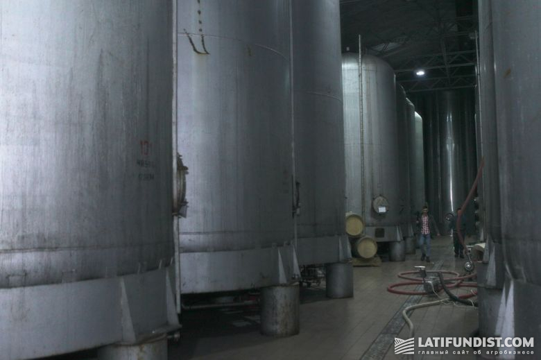 Винохранилище «Шато Чизай» — это винный погреб, но только внушительных размеров. В этом полуподвальном помещении может одновременно храниться 3,5 млн л вина. Здесь постоянно поддерживается оптимальная для вина температура — 10-13 °C.
