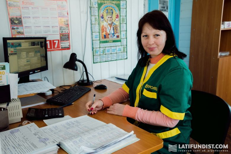 Весовщик Наталья Колесник говорит, что работать с новой программой она обучилась быстро