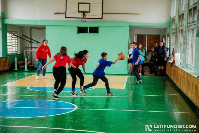 Команда Сельского ревизора играет с учениками в баскетбол
