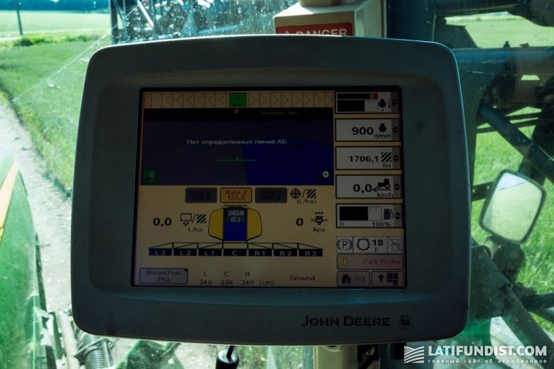 Бортовой компьютер показывает скорость движения техники, ширину захвата, количество отработанных гектаров