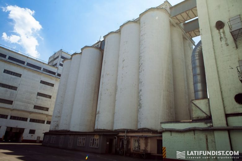 Производственные мощности завода позволяют ежегодно перерабатывать 250 тыс. т зерна