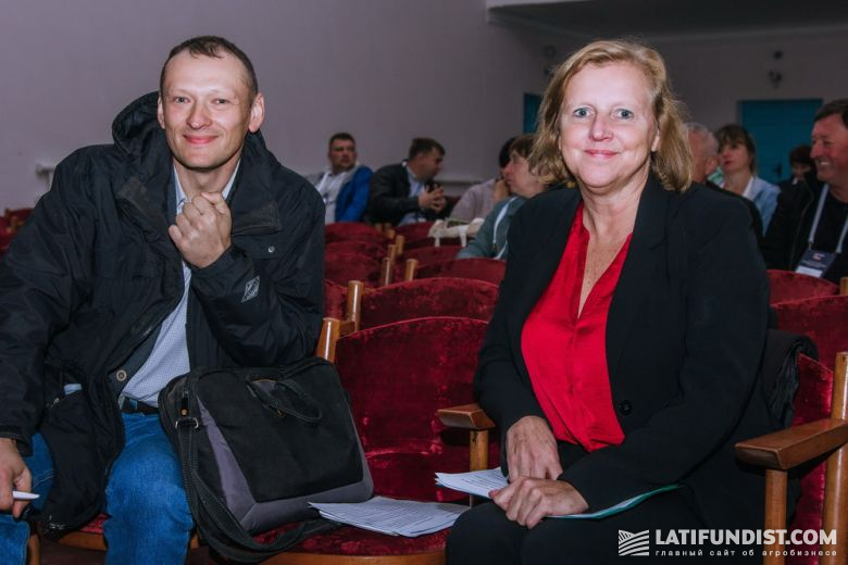 Кэти Коттрелл, руководитель коммерческого отдела Посольства Великобритании в Украине (справа) и переводчик (слева)