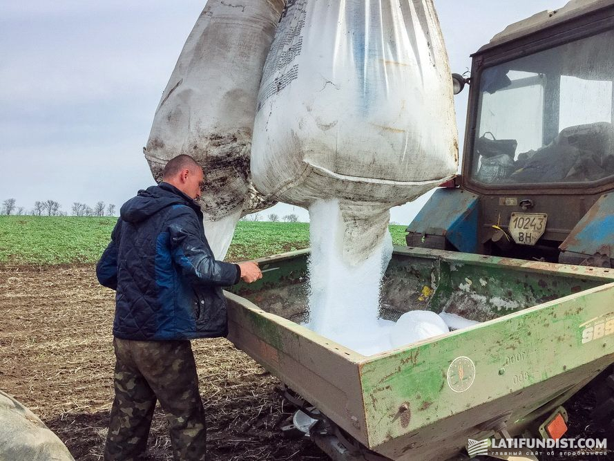 Fertilizer loading in the AMAZONE spreader