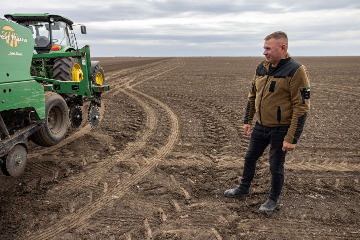 Фермер Олександр Гордієнко на полі в Бериславському районі Херсонської області під час сівби озимини