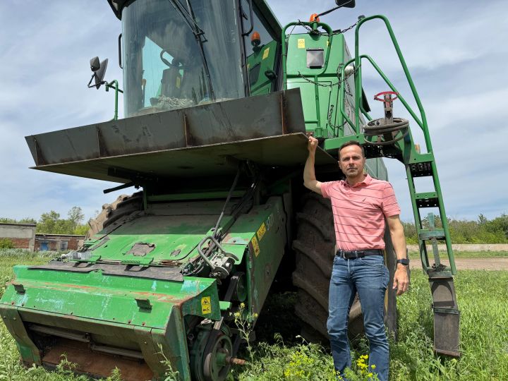 Петр Крогман, власник Agromino, біля броньованого комбайна перед сезоном 2025 року